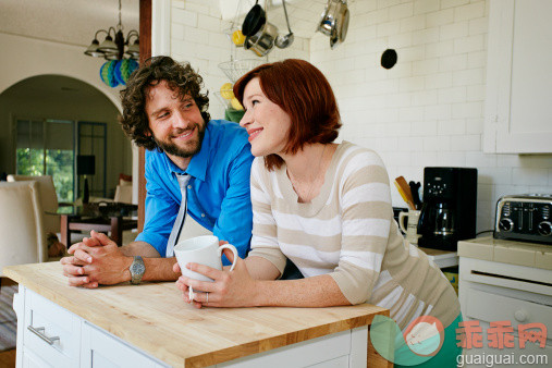 厨房,人,饮食,着装得体,商务_482142053_Pregnant Caucasian couple smiling in kitchen_创意图片_Getty Images China