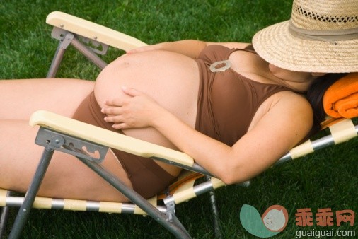 主题,休闲活动,概念,人生大事,视角_72459308_Pregnant woman laying in lawn chair wearing bathing suit_创意图片_Getty Images China