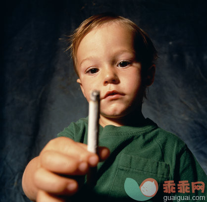 社会问题,吸烟问题,摄影,室内,所有人物_ab19388_Boy (3-5) holding cigarette_创意图片_Getty Images China