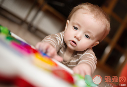 人,婴儿服装,玩具,室内,灰色眼睛_486495073_Baby Boy reaching out for some Toy_创意图片_Getty Images China