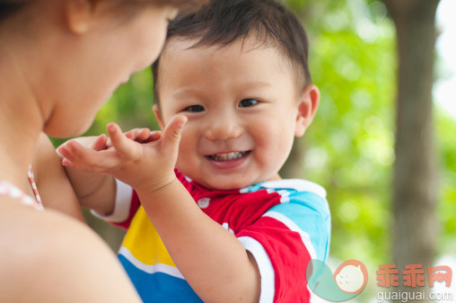 人,休闲装,12到17个月,户外,30岁到34岁_149518649_Mother with son_创意图片_Getty Images China