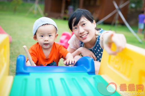 人,婴儿服装,12到17个月,户外,35岁到39岁_494924911_Baby on slide with mother looking at camera_创意图片_Getty Images China