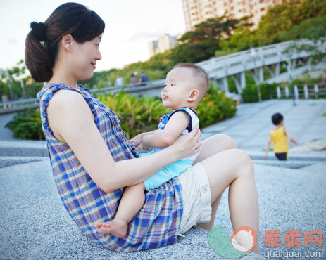 人,婴儿服装,短裤,户外,35岁到39岁_496226025_Mother holding and playing with baby_创意图片_Getty Images China