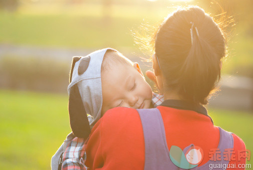 摄影,人,休闲装,12到17个月,户外_132023869_Little boy sleeping on mother shoulder_创意图片_Getty Images China