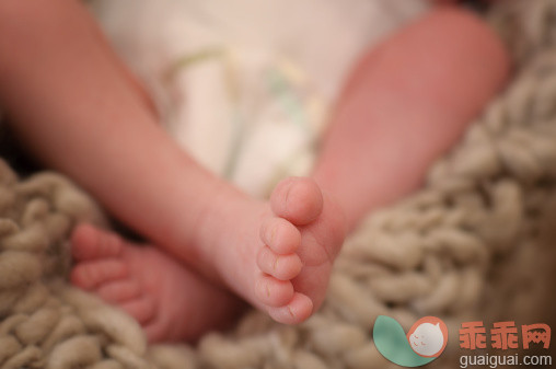 人,室内,足,躺,部分_485435389_Little feet_创意图片_Getty Images China