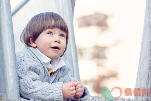 人,婴儿服装,户外,棕色头发,白人_490688403_Portrait of adorable baby boy_创意图片_Getty Images China