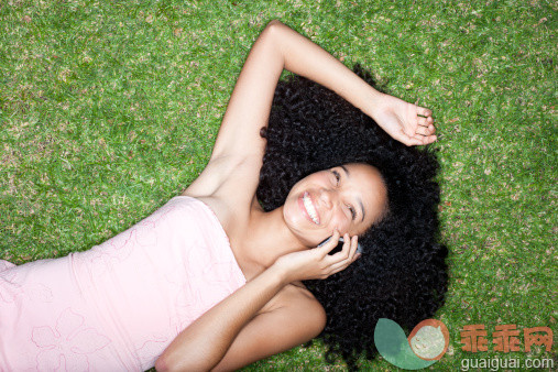 人,无线电通信装置,沟通,讨论,电话机_479632265_Overhead view of teenage girl laying on grass with cell phone_创意图片_Getty Images China