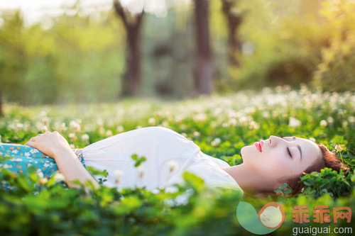 亚洲人,肖像,裙子,长发,微笑_gic16394656_花丛中的美女_创意图片_Getty Images China