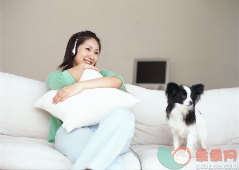 概念,主题,业余爱好,音乐,生活方式_73720910_Woman relaxed with dog on sofa_创意图片_Getty Images China