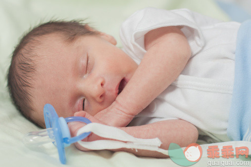 人,婴儿服装,室内,棕色头发,白人_488088061_Baby sleeping_创意图片_Getty Images China