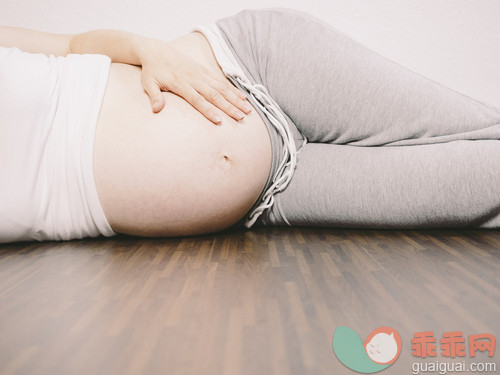 人,休闲装,半装,人生大事,室内_gic14252850_Pregnant woman resting on wooden floor holding her belly_创意图片_Getty Images China