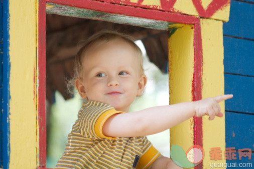 人,活动,12到17个月,户外,人的脸部_105703769_Little boy pointing from the window_创意图片_Getty Images China