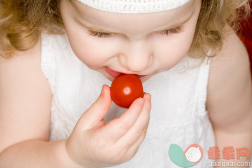 人,食品,影棚拍摄,室内,发型_82181372_Toddler girl eating tomatoe_创意图片_Getty Images China