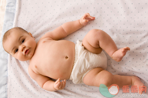 人,床,尿布,2到5个月,室内_138307853_Mixed race baby boy laying on bed_创意图片_Getty Images China