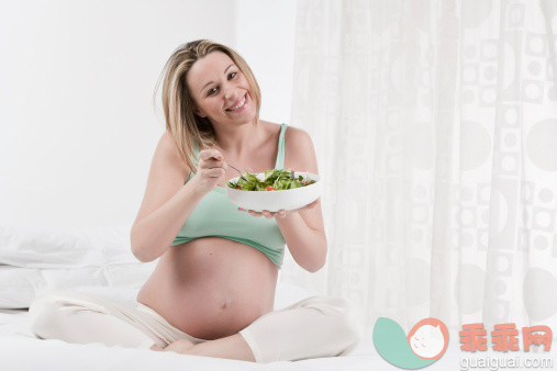 人,饮食,床,人生大事,生活方式_487701953_Pregnant Caucasian woman eating salad_创意图片_Getty Images China