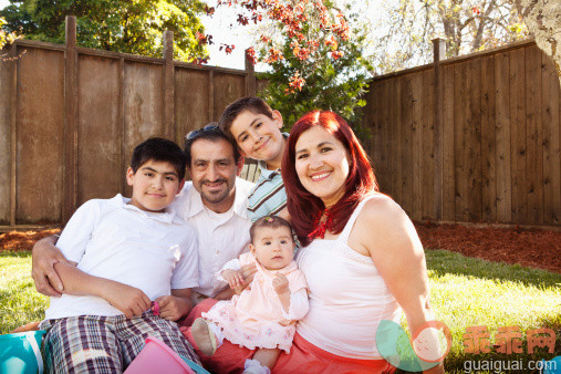 人,生活方式,2到5个月,四分之三身长,户外_129302782_Hispanic family sitting together in backyard_创意图片_Getty Images China