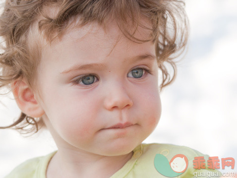 人,蓝色眼睛,卷发,金色头发,认真的_477897281_Close-up of blue eyed child lost in thought_创意图片_Getty Images China