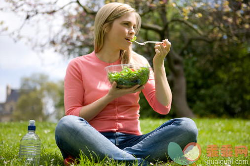 人,饮食,休闲装,食品,瓶子_109431460_A young woman eating a bowl of salad in a park_创意图片_Getty Images China