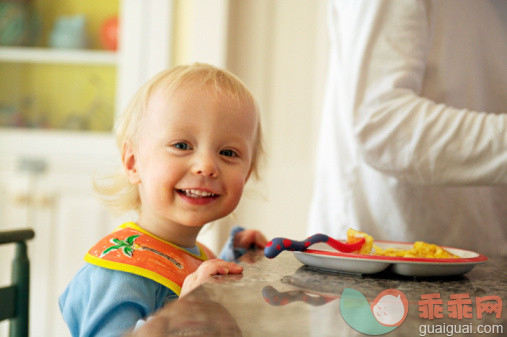 人,食品,住宅内部,桌子,室内_88169775_Toddler boy eating breakfast_创意图片_Getty Images China