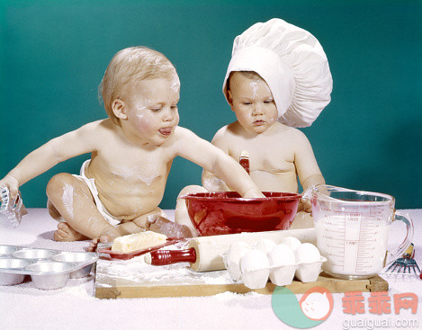 鸡蛋,厨房,人,食品,沟通_563941059_1960s TWO BOY BABIES ONE..._创意图片_Getty Images China