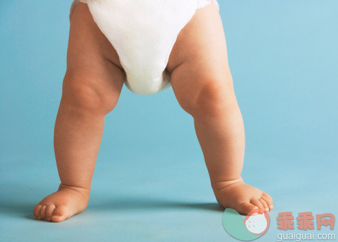 人,衣服,尿布,影棚拍摄,腰部以下_103579052_Baby legs with nappy_创意图片_Getty Images China