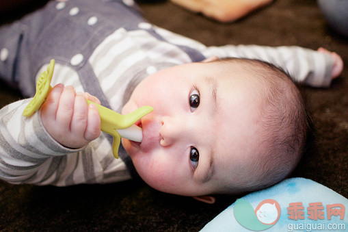 人,玩具,北欧血统,躺,香蕉_561626223_Baby boy lying down and sucking rubber banana toy_创意图片_Getty Images China