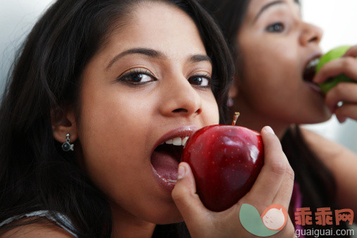 人,休闲装,食品,室内,拿着_144458535_Close up of two young women eating apples_创意图片_Getty Images China