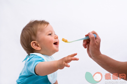 人,食品,汤匙,笑,微笑_157381790_Portrait of Baby Being Fed_创意图片_Getty Images China