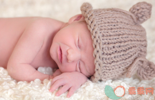 人,室内,白人,躺,毯子_479924949_Newborn Baby with knitted Hat on a Blanket_创意图片_Getty Images China