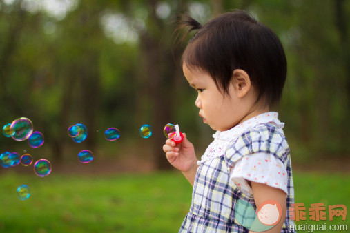 人,婴儿服装,12到17个月,户外,棕色头发_490296313_Little girl blowing soup bubbles_创意图片_Getty Images China