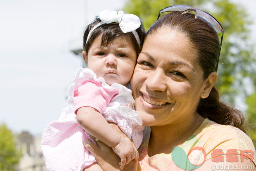 太阳,公园,人,生活方式,户外_157295045_Baby Girl and Hispanic Mom Portrait Outside, Copy Space_创意图片_Getty Images China