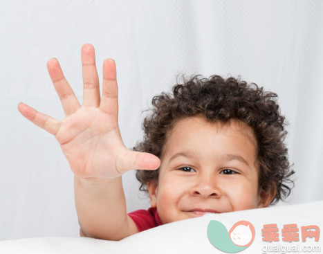 白色,进行中,人,概念,玩具_163520928_Young hispanic boy counting five fingers_创意图片_Getty Images China