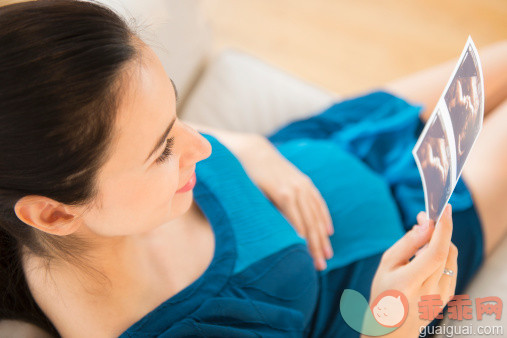 人,人生大事,生活方式,健康保健,室内_487703515_Pregnant Caucasian woman examining ultrasounds_创意图片_Getty Images China