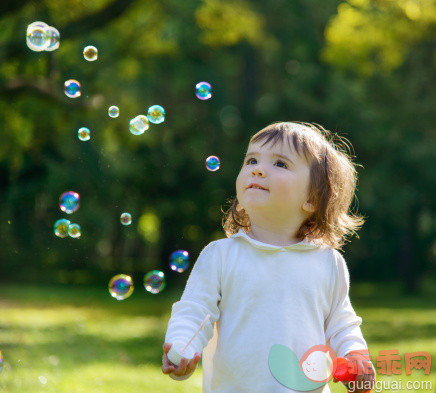 人,休闲装,婴儿服装,T恤,自然_487677749_Girl playing with soap bubbles_创意图片_Getty Images China