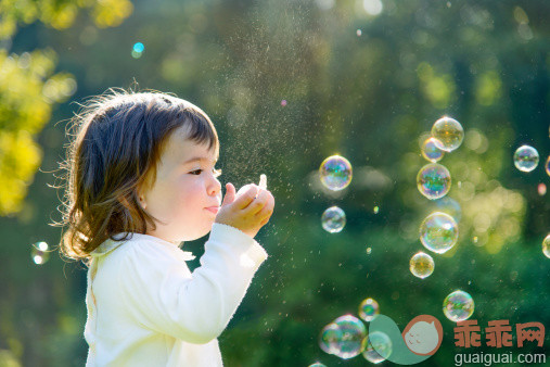 人,休闲装,婴儿服装,T恤,自然_487677785_Girl blowing soap bubbles_创意图片_Getty Images China