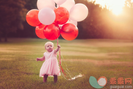人,婴儿服装,四分之三身长,户外,金色头发_479364369_baby girl holding a bunch of balloons_创意图片_Getty Images China
