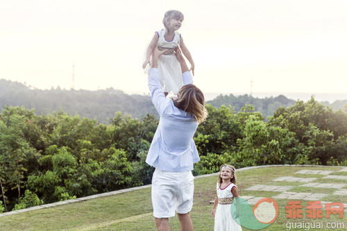 人,连衣裙,户外,30岁到34岁,茄克_gic14032969_Man throwing kid in the air, outdoors_创意图片_Getty Images China