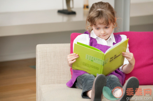 人,休闲装,沙发,软垫,教育_103924481_Girl reading a book_创意图片_Getty Images China