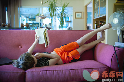 人,休闲装,沙发,T恤,短裤_gic14259194_boy,10, relaxed and reading on the couch_创意图片_Getty Images China