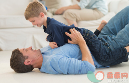 人,住宅内部,地毯,四分之三身长,室内_485221351_Father with son (6-7) playing at home_创意图片_Getty Images China