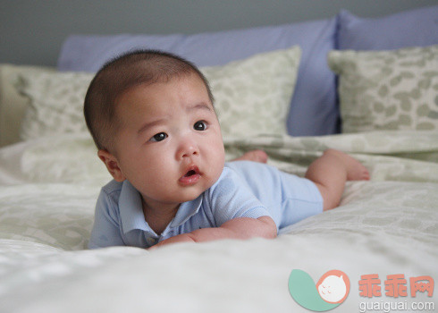 人,床,室内,褐色眼睛,满意_497604405_Baby in blue outfit on a bed_创意图片_Getty Images China