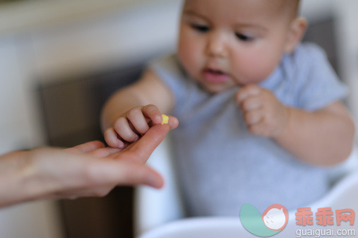 人,婴儿服装,食品,室内,25岁到29岁_481423469_Baby Picking Up Cube of Cheese_创意图片_Getty Images China