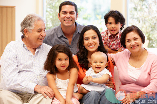 人,沙发,生活方式,室内,快乐_155151866_3 generation Hispanic family at home_创意图片_Getty Images China