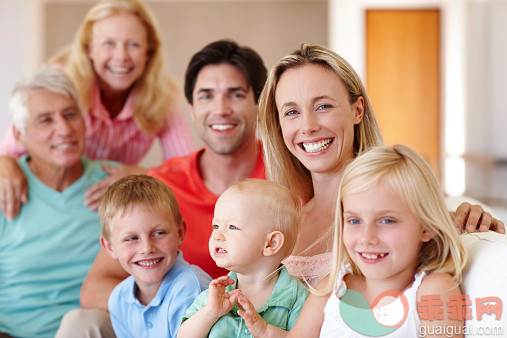 人,住宅内部,沙发,室内,爱的_516079693_Family is a blessing_创意图片_Getty Images China