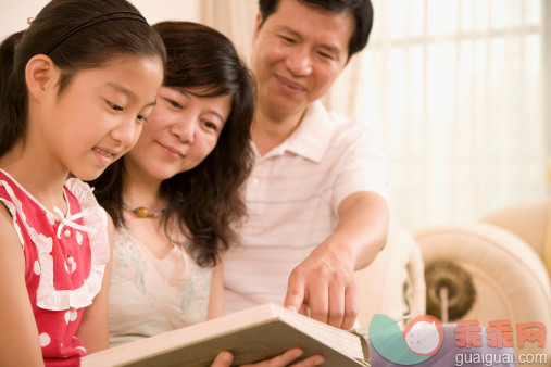 人,休闲装,教育,四分之三身长,室内_84042710_Close-up of a girl reading a book with her parents_创意图片_Getty Images China