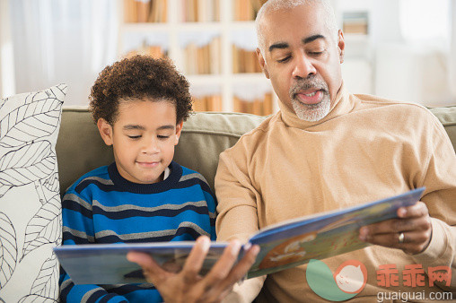 人,沙发,教育,生活方式,室内_557475215_Mixed race grandfather and grandson reading book on sofa_创意图片_Getty Images China