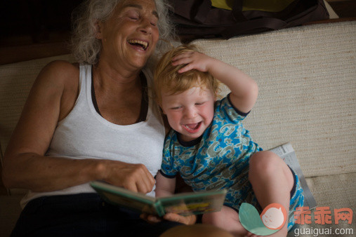 人,休闲装,沙发,教育,生活方式_85070478_grandmother reads to toddler_创意图片_Getty Images China