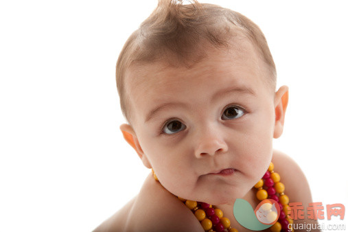 人,人的脸部,项链,褐色眼睛,卷发_157427257_Funny Baby Face with Necklace_创意图片_Getty Images China