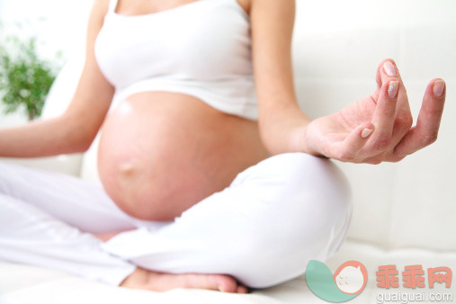 人,沙发,生活方式,健康保健,室内_155151671_pregnant woman practices yoga_创意图片_Getty Images China