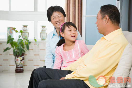 人,休闲装,住宅内部,沙发,沟通_526471967_Grandparents talking with granddaughter (8-9), smiling_创意图片_Getty Images China